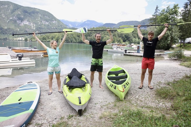 (VIDEO) Ekipa Aktivni je izbrala kajak, kanu in SUP, da se pomeri na gladini Bohinjskega jezera. Le kaj vse se je pripetilo?