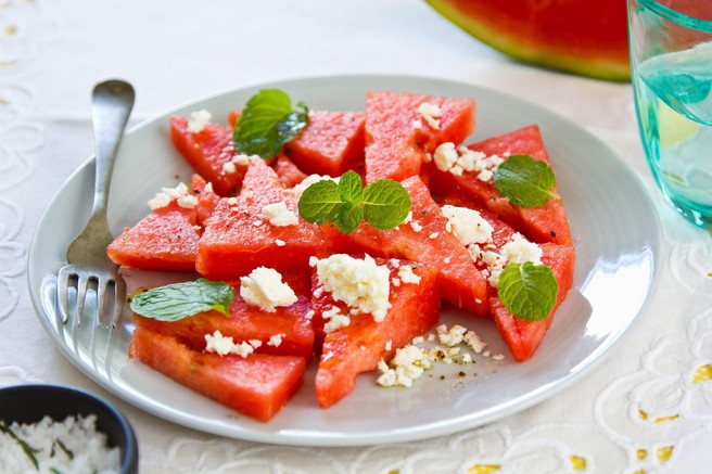 RECEPT: osvežilna solata z lubenico in feta sirom