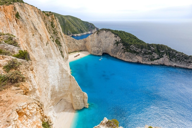 Navagio, Grčija V Grčiji je mogoče najti nekaj zares čudovitih plaž – kot je denimo plaža Navagio s turkiznim morjem. …