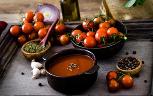 Ideja za lahko poletno kosilo: toskanska paradižnikova juha (recept)