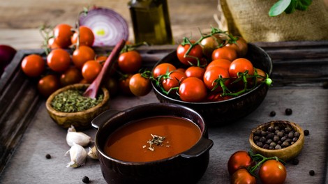 Ideja za lahko poletno kosilo: toskanska paradižnikova juha (recept)