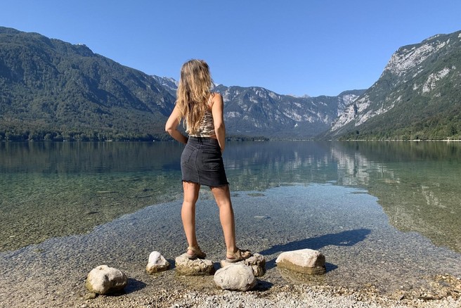 Pod Vilo Bled, v Triglavskem narodnem parku, s pogledom na jezero in otoček - tako prenočujejo turisti (kakšne so kazni?)