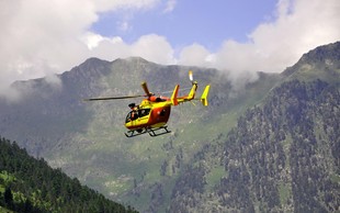 Prejšnji vikend kar 12 posredovanj helikopterja v gorah: fizična izčrpanost, poškodbe, ugriz kače (policisti opozarjajo)