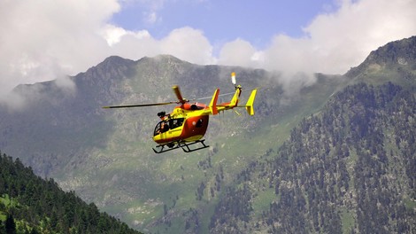 Prejšnji vikend kar 12 posredovanj helikopterja v gorah: fizična izčrpanost, poškodbe, ugriz kače (policisti opozarjajo)