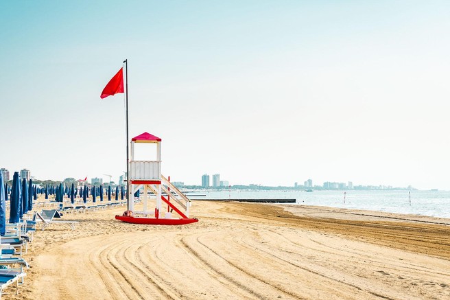 Ta sanjska peščena plaža se nahaja le dobro uro vožnje od slovenske meje