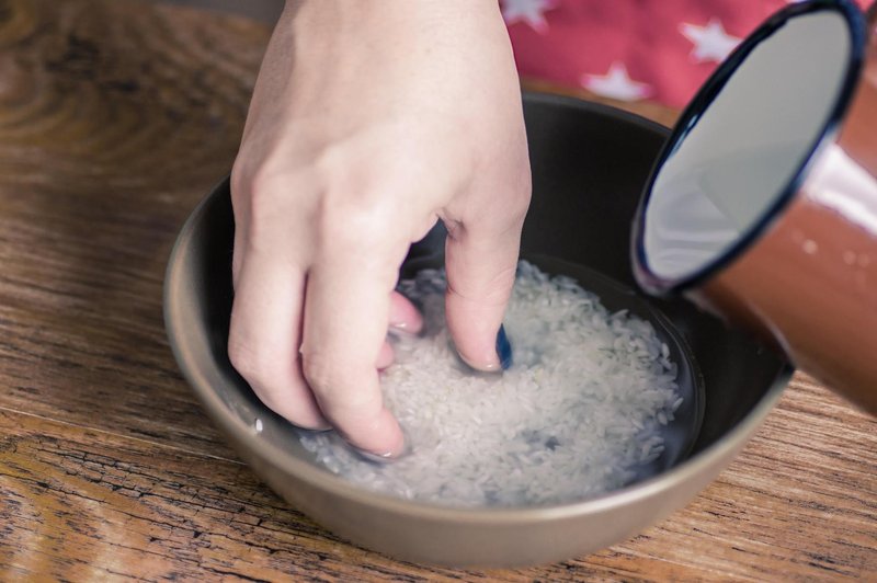 Zato vode, v kateri ste oprali ali kuhali riž, ne zlivajte v odtok! (foto: Profimedia)