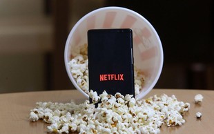 Poletno branje: 10 popularnih Netflix SERIJ, ki so posnete po KNJIGAH