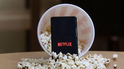 Poletno branje: 10 popularnih Netflix SERIJ, ki so posnete po KNJIGAH