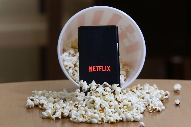 Poletno branje: 10 popularnih Netflix SERIJ, ki so posnete po KNJIGAH