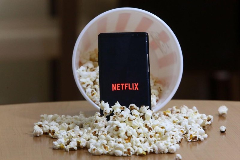 Poletno branje: 10 popularnih Netflix SERIJ, ki so posnete po KNJIGAH (foto: profimedia)