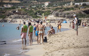 Pozor, tatovi na delu! Na hrvaških plažah opažajo povečano število kraj