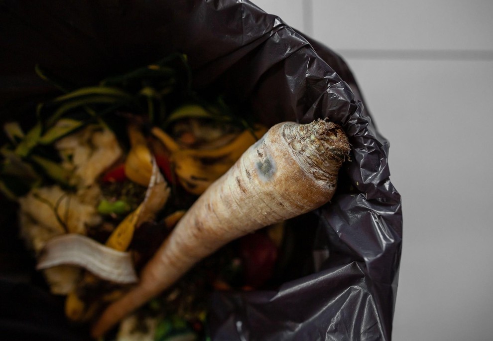 POJEJTE, KAR KUPITE Kar nekaj denarja dobesedno vržemo v smeti, ko iz hladilnika zlagamo plesnivo zelenjavo ali sadje, jogurt, ki …