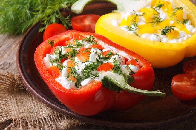 RECEPT: pečene paprike, polnjene s skuto in zelišči
