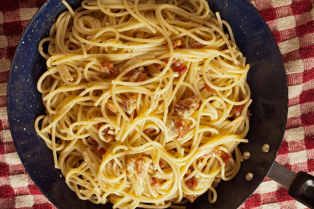 OMAKO CARBONARA PRIPRAVITE S SMETANO Recept za špagete carbonara, ki velja za enega najbolj znanih receptov, vsebuje samo naslednje sestavine: …