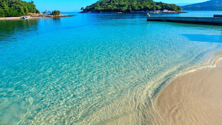 Ne, to ni še ena hrvaška plaža! Uganete, kje se nahaja ta raj? (foto: Profimedia)