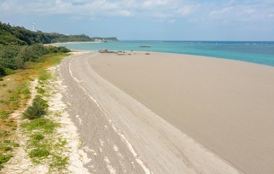 Zakaj je ta idilična peščena plaža vedno prazna? (VIDEO)