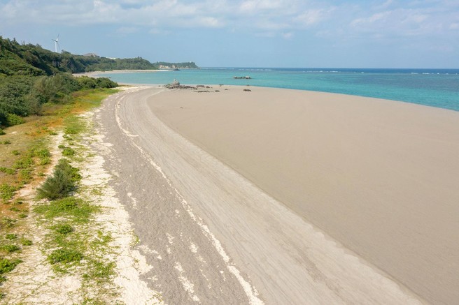 Zakaj je ta idilična peščena plaža vedno prazna? (VIDEO)