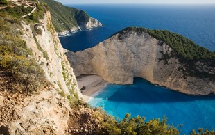 Obiskovalec znane grške plaže je zgrožen: "Ne morem razumeti, kako lahko to počnete"