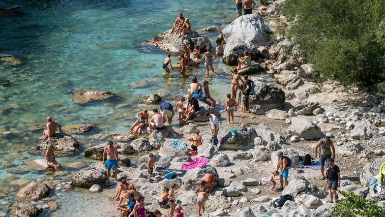 Kje so meje? Poglejte si, kaj turisti počnejo na reki Soči (FOTO) (foto: Profimedia)