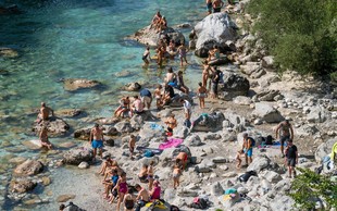 Kje so meje? Poglejte si, kaj turisti počnejo na reki Soči (FOTO)