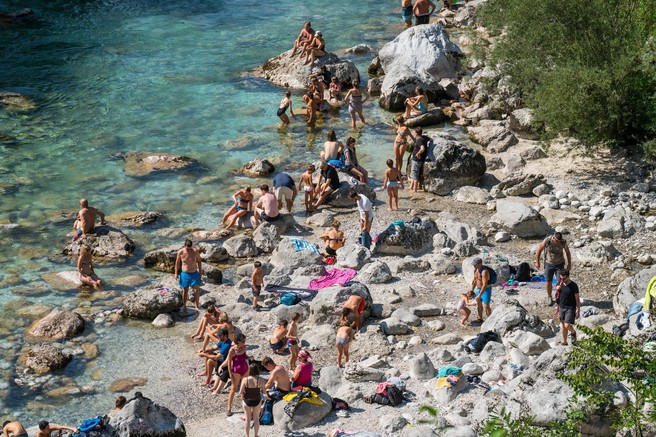 Kje so meje? Poglejte si, kaj turisti počnejo na reki Soči (FOTO)