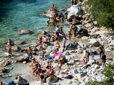 Kje so meje? Poglejte si, kaj turisti počnejo na reki Soči (FOTO)