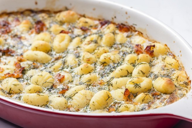 RECEPT: pečeni njoki s špinačo in gobicami