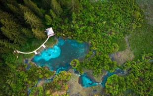 Ideja za izlet: obiščite čarobno smaragdno jezero v bližini Kranjske Gore