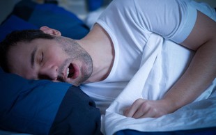 Če se med spanjem pogosto slinite – kaj to razkriva o vašem zdravju
