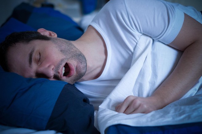 Kaj pomeni, če se med spanjem pogosto slinite in kdaj je čas za obisk zdravnika?