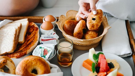 Izgubite 20 kilogramov – TAKO deluje dieta z obilnimi zajtrki!