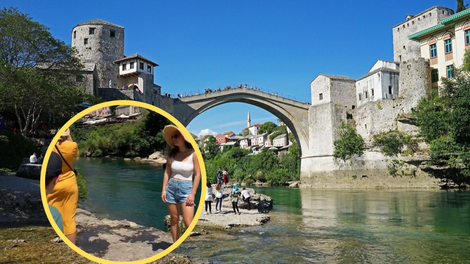 Po spletu zaokrožil posnetek razburjene turistke v Mostarju: "Le kako si drznejo?"