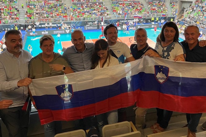 FOTO: To so znani obrazi, ki so v boju proti Francozom na tribuni podpirali slovenske odbojkarje