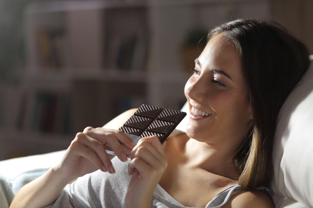 ČOKOLADA POVZROČA AKNE Čokolada ni ravno prijateljica, ko želite ohraniti svojo težo ali izgubiti kakšen kilogram, aknam pa verjetno ne …