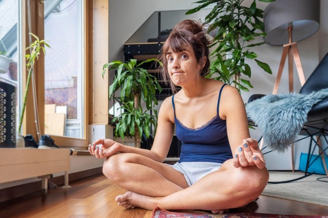 To se zgodi, ko se oseba odloči prvič v življenju meditirati (nasmejali se boste)