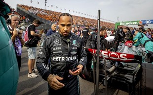 Formula 1: Lewis Hamilton se je po radiu znesel nad svojo ekipo! Poslušajte, kaj jim je rekel ("Za dirkača smo smetnjak," pravi šef Mercedesa)