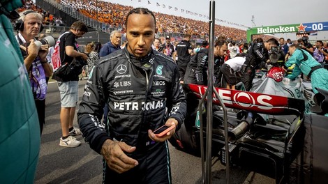 Formula 1: Lewis Hamilton se je po radiu znesel nad svojo ekipo! Poslušajte, kaj jim je rekel ("Za dirkača smo smetnjak," pravi šef Mercedesa)