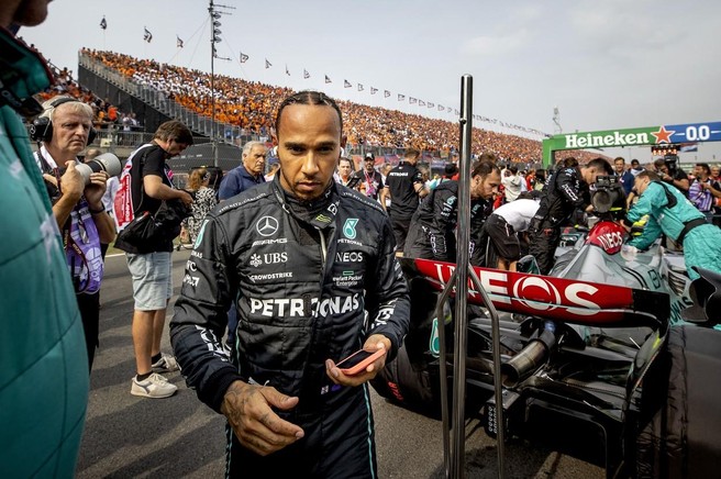 Formula 1: Lewis Hamilton se je po radiu znesel nad svojo ekipo! Poslušajte, kaj jim je rekel ("Za dirkača smo smetnjak," pravi šef Mercedesa)