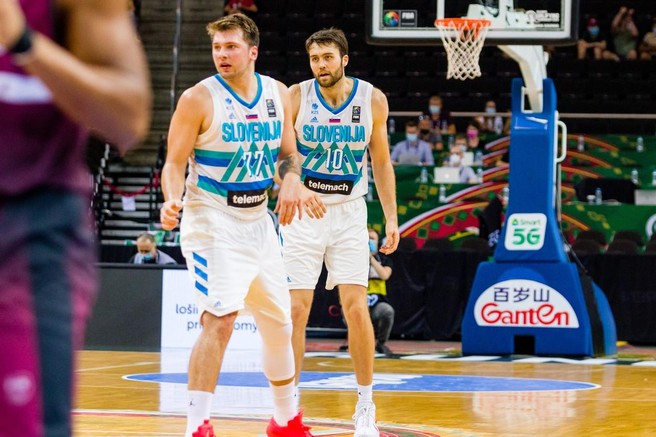 Zdravnik razkril, kaj se je dogajalo v slačilnici po udarcu Luke Dončića v glavo (+ zakaj je Mike Tobey že na začetku odšel z igrišča?)