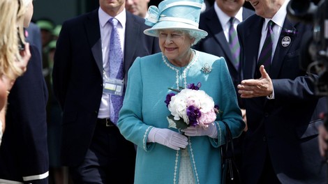 Tu je RECEPT za izbrano  letošnjo JUBILEJNO SLADICO kraljice Elizabete II! (hoteli ga boste pripraviti)
