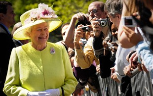 Kraljica Elizabeta II. je bila velika oboževalka ŽIVALI! Veste, koliko korgijev je imela?