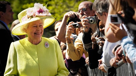 Kraljica Elizabeta II. je bila velika oboževalka ŽIVALI! Veste, koliko korgijev je imela?