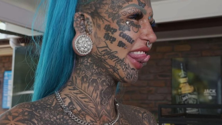 98 odstotkov njenega telesa prekrivajo tetovaže – zdaj se je odločila, da jih bo povsem prekrila. Poglejte, kako je videti! (VIDEO) (foto: Posnetek zaslona | Truly YouTube)