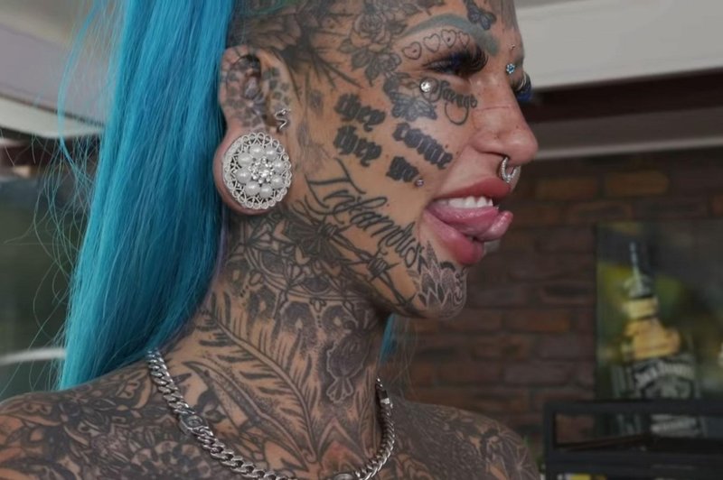 98 odstotkov njenega telesa prekrivajo tetovaže – zdaj se je odločila, da jih bo povsem prekrila. Poglejte, kako je videti! (VIDEO) (foto: Posnetek zaslona | Truly YouTube)