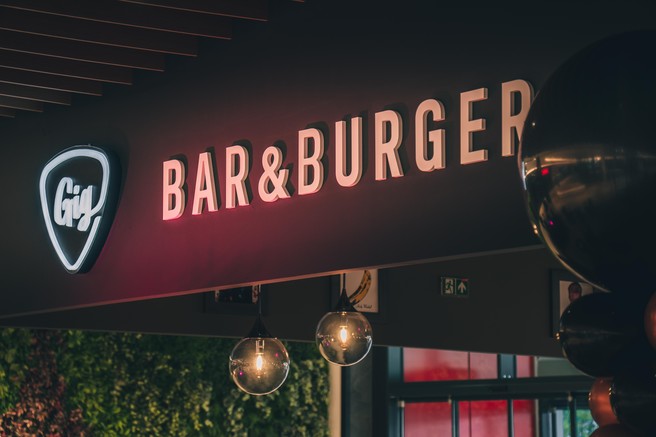 Odprtje prvega pravega ROCK bara pri nas: več kot le pivo, burger in rock and roll