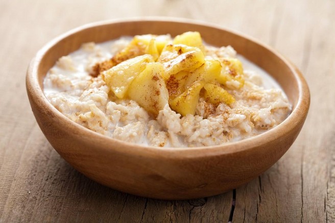 Zdrava sladica: prosena kaša z grškim jogurtom in karameliziranimi jabolki (recept)