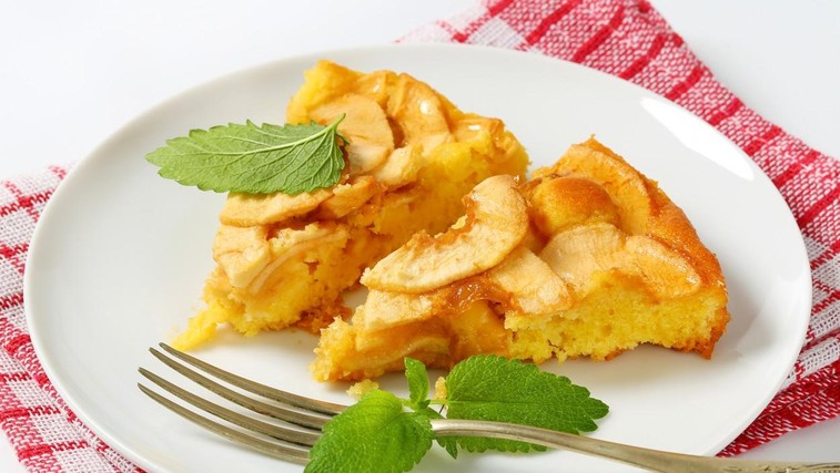 RECEPT: Hiter in preprost jabolčni kolač (foto: Profimedia)