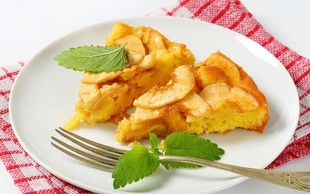 RECEPT: Hiter in preprost jabolčni kolač