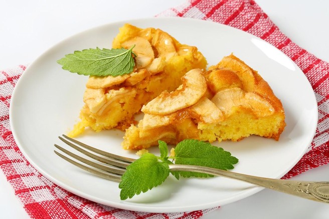 RECEPT: Hiter in preprost jabolčni kolač