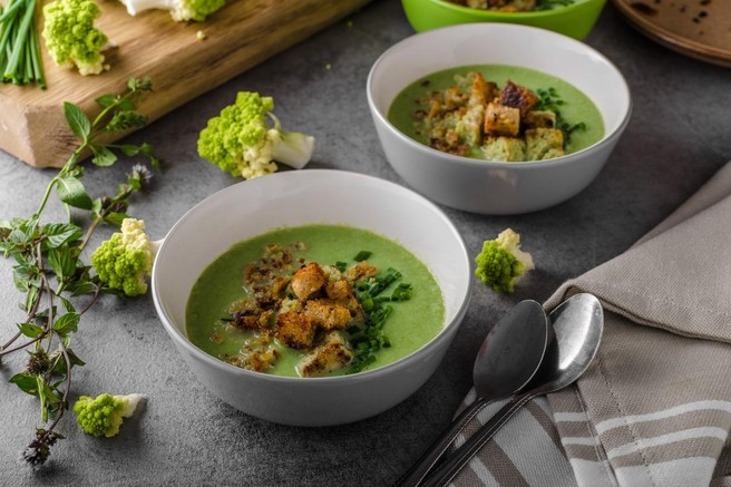 RECEPT: omamna juha s cvetačo in brstičnim ohrovtom